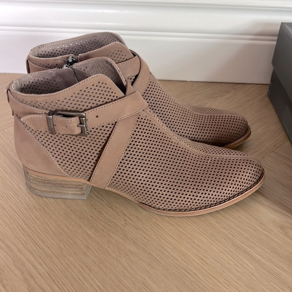 VINCE CAMUTO Vc-CASHA ANKLE BOOTS WOMENS SIZE 8 SMOKE TAUPE SUEDE